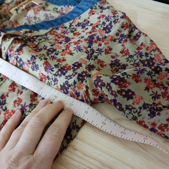 Eyeshadow Sheer Floral Button Down Top Size Sm… - Picture 8 of 9